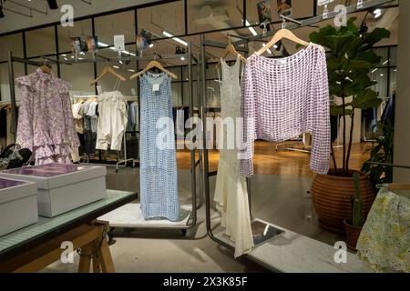 & Other Stories ist ein elegantes Modegeschäft an der Fifth Avenue, das H & M, 2024, New York City, USA, gehört Stockfoto