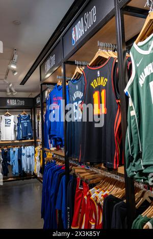 Markenartikel im NBA Store auf der Fifth Avenue in New York City, USA 2024 Stockfoto