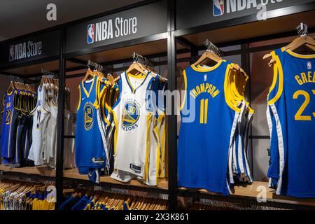 Markenartikel im NBA Store auf der Fifth Avenue in New York City, USA 2024 Stockfoto