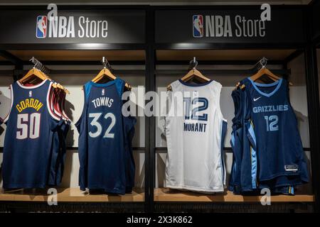 Markenartikel im NBA Store auf der Fifth Avenue in New York City, USA 2024 Stockfoto