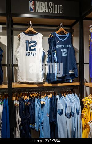 Markenartikel im NBA Store auf der Fifth Avenue in New York City, USA 2024 Stockfoto