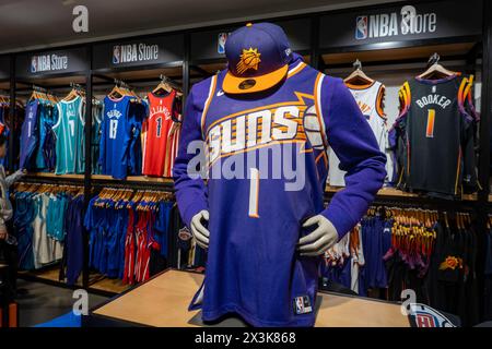 Markenartikel im NBA Store auf der Fifth Avenue in New York City, USA 2024 Stockfoto