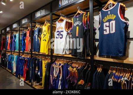 Markenartikel im NBA Store auf der Fifth Avenue in New York City, USA 2024 Stockfoto