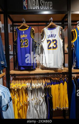 Markenartikel im NBA Store auf der Fifth Avenue in New York City, USA 2024 Stockfoto