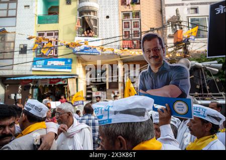 Neu-Delhi, Indien. April 2024. Die Anhänger der AAM-Aadmi-Partei halten eine Ausschneidung des Parteiführers Arvind Kejriwal ab, während sie an einer Roadshow unter der Leitung von Arvind Kejriwals Frau Sunita Kejriwal in Kalyan Puri im Wahlkreis Ost-Delhi teilnehmen. Die AAM Aadmi Party (AAP) führt eine Roadshow vor den Wahlen in Lok Sabha durch. Die AAM Aadmi Party ist eine politische Partei in Indien und derzeit die Regierungspartei im indischen Staat Punjab und im unionsgebiet Delhi. Quelle: SOPA Images Limited/Alamy Live News Stockfoto
