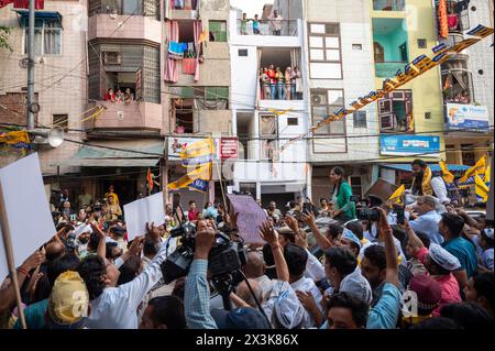 Neu-Delhi, Indien. April 2024. Anhänger der AAM-Aadmi-Partei halten Plakate, während sie während einer Roadshow unter der Leitung von Arvind Kejriwals Frau Sunita Kejriwal in Kalyan Puri im Wahlkreis Ost-Delhi Slogans schreien. Die AAM Aadmi Party (AAP) führt eine Roadshow vor den Wahlen in Lok Sabha durch. Die AAM Aadmi Party ist eine politische Partei in Indien und derzeit die Regierungspartei im indischen Staat Punjab und im unionsgebiet Delhi. Quelle: SOPA Images Limited/Alamy Live News Stockfoto