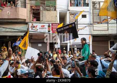 Neu-Delhi, Indien. April 2024. Anhänger der AAM-Aadmi-Partei halten Plakate, während sie während einer Roadshow unter der Leitung von Arvind Kejriwals Frau Sunita Kejriwal in Kalyan Puri im Wahlkreis Ost-Delhi Slogans schreien. Die AAM Aadmi Party (AAP) führt eine Roadshow vor den Wahlen in Lok Sabha durch. Die AAM Aadmi Party ist eine politische Partei in Indien und derzeit die Regierungspartei im indischen Staat Punjab und im unionsgebiet Delhi. Quelle: SOPA Images Limited/Alamy Live News Stockfoto