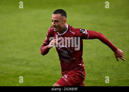 Waregem, Belgien. April 2024. Essevees Matheus Machado Ferreira feiert nach einem Torschuss während eines Fußballspiels zwischen SV Zulte Waregem und Lommel SK am Samstag, den 27. April 2024 in Waregem, dem ersten Halbfinale für den Aufstieg am Ende der zweiten Liga der Challenger Pro League 2023-2024 der belgischen Meisterschaft. BELGA FOTO JOHN THYS Credit: Belga News Agency/Alamy Live News Stockfoto