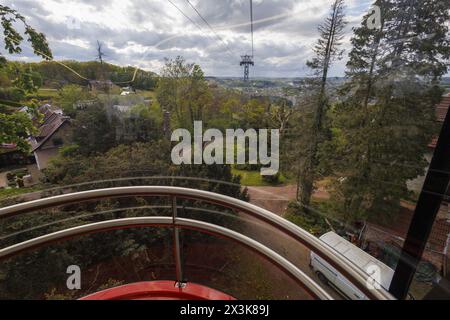 Huy, Belgien. April 2024. Dieses Bild zeigt die Seilbahn in Huy am Samstag, den 27. April 2024. BELGA FOTO NICOLAS MAETERLINCK Credit: Belga News Agency/Alamy Live News Stockfoto