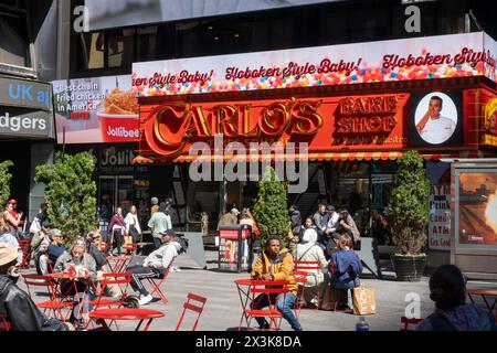 Der Carlos Bake Shop befindet sich im Herzen des Times Square und bietet eine große Auswahl an Backwaren, 2024, New York City, USA Stockfoto