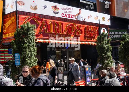 Der Carlos Bake Shop befindet sich im Herzen des Times Square und bietet eine große Auswahl an Backwaren, 2024, New York City, USA Stockfoto