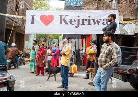 Neu-Delhi, Indien. April 2024. Während einer Roadshow von Arvind Kejriwals Frau Sunita Kejriwal in Kalyan Puri, East Delhi, stehen die Einheimischen vor einem „Ich liebe Kejriwal“-Banner. Die AAM Aadmi Party (AAP) führt eine Roadshow vor den Wahlen in Lok Sabha durch. Die AAM Aadmi Party ist eine politische Partei in Indien und derzeit die Regierungspartei im indischen Staat Punjab und im unionsgebiet Delhi. (Foto: Pradeep Gaur/SOPA Images/SIPA USA) Credit: SIPA USA/Alamy Live News Stockfoto