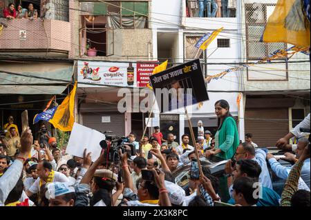 Neu-Delhi, Indien. April 2024. Anhänger der AAM-Aadmi-Partei halten Plakate, während sie während einer Roadshow unter der Leitung von Arvind Kejriwals Frau Sunita Kejriwal in Kalyan Puri im Wahlkreis Ost-Delhi Slogans schreien. Die AAM Aadmi Party (AAP) führt eine Roadshow vor den Wahlen in Lok Sabha durch. Die AAM Aadmi Party ist eine politische Partei in Indien und derzeit die Regierungspartei im indischen Staat Punjab und im unionsgebiet Delhi. (Foto: Pradeep Gaur/SOPA Images/SIPA USA) Credit: SIPA USA/Alamy Live News Stockfoto