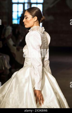 Ein Model, das ein Kleid von Sineen Haute Couture trug. Am zweiten Tag der Istanbul Modest Fashion Week 2024 haben die türkische Marke Terzi Dukkani und Serpil, die palästinensische Sineen Haute Couture, die amerikanischen Bürger der Welt, die nigerianische Afrika Abaya, und Bangladesch Niharika Momtaz präsentierte ihre Kollektionen bei der Parade Show der Istanbul Modest Fashion Week 2024 in der Fisekhane Gallery in Istanbul. Stockfoto