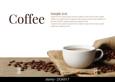 Aromatischer Kaffee in der Tasse, geröstete Bohnen und Textprobe vor weißem Hintergrund Stockfoto