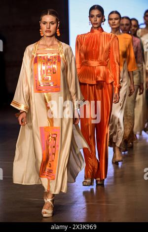 Die Modelle zeigen die Serpil-Kollektion. Am zweiten Tag der Istanbul Modest Fashion Week 2024 haben die türkische Marke Terzi Dukkani und Serpil, die palästinensische Sineen Haute Couture, die amerikanischen Bürger der Welt, die nigerianische Afrika Abaya, und Bangladesch Niharika Momtaz präsentierte ihre Kollektionen bei der Parade Show der Istanbul Modest Fashion Week 2024 in der Fisekhane Gallery in Istanbul. Stockfoto