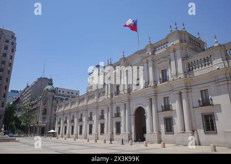 Santiago, Chile - 26. November 2023: Palacio de la Moneda und Plaza Constitution Stockfoto