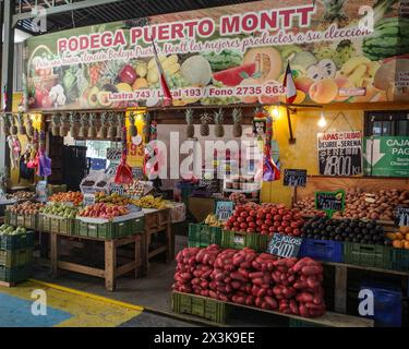 Santiago, Chile - 26. November 2023: Frisches Obst und Gemüse im Mercado La Vega im Zentrum von Santiago Stockfoto