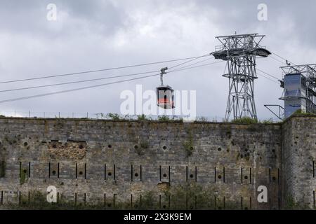 Huy, Belgien. April 2024. Dieses Bild zeigt die Seilbahn in Huy am Samstag, den 27. April 2024. BELGA FOTO NICOLAS MAETERLINCK Credit: Belga News Agency/Alamy Live News Stockfoto