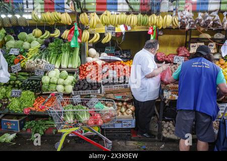 Santiago, Chile - 26. November 2023: Frisches Obst und Gemüse im Mercado La Vega im Zentrum von Santiago Stockfoto