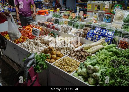 Santiago, Chile - 26. November 2023: Frisches Obst und Gemüse im Mercado La Vega im Zentrum von Santiago Stockfoto
