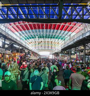 Santiago, Chile - 26. November 2023: Einkaufsmenschen im Mercado La Vega im Zentrum von Santiago Stockfoto