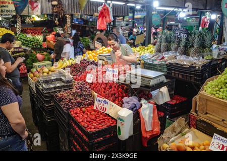 Santiago, Chile - 26. November 2023: Frisches Obst und Gemüse im Mercado La Vega im Zentrum von Santiago Stockfoto