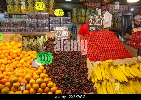 Santiago, Chile - 26. November 2023: Frisches Obst und Gemüse im Mercado La Vega im Zentrum von Santiago Stockfoto