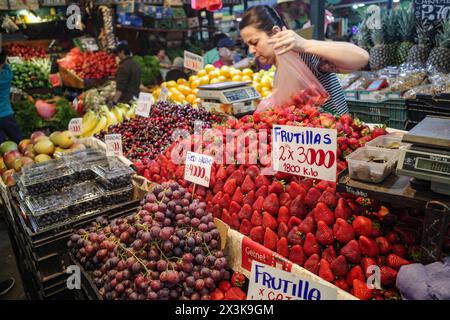 Santiago, Chile - 26. November 2023: Frische Erdbeeren im Mercado La Vega im Zentrum von Santiago Stockfoto