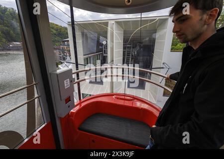 Huy, Belgien. April 2024. Dieses Bild zeigt die Seilbahn in Huy am Samstag, den 27. April 2024. BELGA FOTO NICOLAS MAETERLINCK Credit: Belga News Agency/Alamy Live News Stockfoto