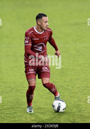 Waregem, Belgien. April 2024. Essevees Matheus Machado Ferreira kontrolliert den Ball während eines Fußballspiels zwischen SV Zulte Waregem und Lommel SK am Samstag, den 27. April 2024 in Waregem, der ersten Etappe des Halbfinales für den Aufstieg am Ende der zweiten Liga der Challenger Pro League 2023-2024 in der belgischen Meisterschaft. BELGA FOTO JOHN THYS Credit: Belga News Agency/Alamy Live News Stockfoto