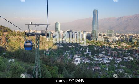 Santiago, Chile - 25. November 2023: Blick von der San Cristobal Teleferico Seilbahn in Santiago, Chile Stockfoto