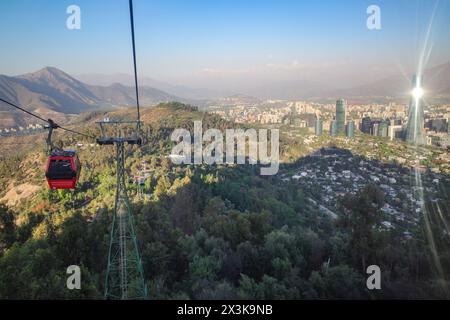Santiago, Chile - 25. November 2023: Blick von der San Cristobal Teleferico Seilbahn in Santiago, Chile Stockfoto