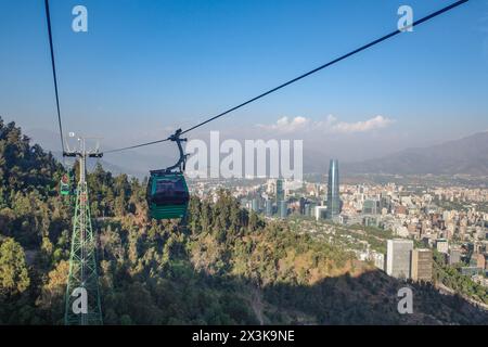 Santiago, Chile - 25. November 2023: Blick von der San Cristobal Teleferico Seilbahn in Santiago, Chile Stockfoto