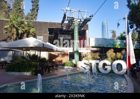 Santiago, Chile - 25. November 2023: Blick von der San Cristobal Teleferico Seilbahn in Santiago, Chile Stockfoto