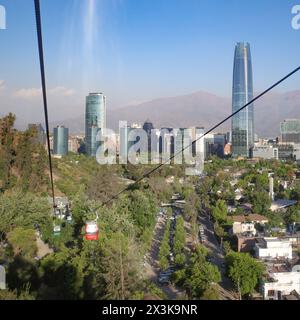 Santiago, Chile - 25. November 2023: Blick von der San Cristobal Teleferico Seilbahn in Santiago, Chile Stockfoto