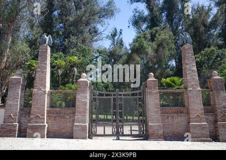 Santiago, Chile - 25. November 2024: Tore am Eingang zu den Santa Rita Vineyards, Maipo, Chile Stockfoto