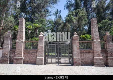 Santiago, Chile - 25. November 2024: Tore am Eingang zu den Santa Rita Vineyards, Maipo, Chile Stockfoto