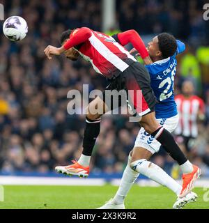 Youssef Chermiti #28 des Everton F.C bekämpft den Gegner während des Premier League-Spiels zwischen Everton und Brentford im Goodison Park, Liverpool am Samstag, den 27. April 2024. (Foto: Mike Morese | MI News) Credit: MI News & Sport /Alamy Live News Stockfoto