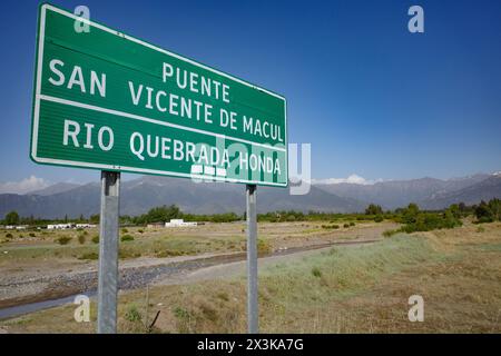 Santiago, Chile - 24. November 2023: Brücke über einen Fluss in der Weinregion Maipo, unterhalb der Anden Stockfoto