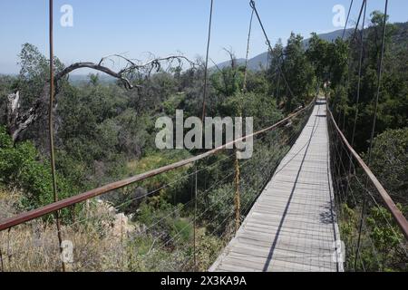 Pirque, Chile - 25. November 2024: Eine Hängebrücke über einen Fluss im Maipo-Tal in Santiago, Chile Stockfoto