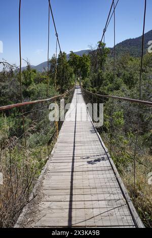 Pirque, Chile - 25. November 2024: Eine Hängebrücke über einen Fluss im Maipo-Tal in Santiago, Chile Stockfoto