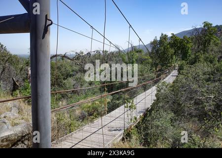 Pirque, Chile - 25. November 2024: Eine Hängebrücke über einen Fluss im Maipo-Tal in Santiago, Chile Stockfoto