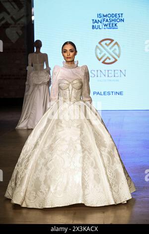 Istanbul, Türkei. April 2024. Ein Model mit Sineen Haute Couture Kollektion. Am zweiten Tag der Istanbul Modest Fashion Week 2024 haben die türkische Marke Terzi Dukkani und Serpil, die palästinensische Sineen Haute Couture, die amerikanischen Bürger der Welt, die nigerianische Afrika Abaya, und Bangladesch Niharika Momtaz präsentierte ihre Kollektionen bei der Parade Show der Istanbul Modest Fashion Week 2024 in der Fisekhane Gallery in Istanbul. (Foto: Valeria Ferraro/SOPA Images/SIPA USA) Credit: SIPA USA/Alamy Live News Stockfoto