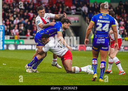 Salford, Manchester, Großbritannien. April 2024. Superliga Rugby: Salford Red Devils gegen Warrington Wolves im Salford Community Stadium. KING VUNIYAYAWA und OLIVER PARTINGTON gehen gegen den Warrington-Spieler. James Giblin/Alamy Live News. Stockfoto