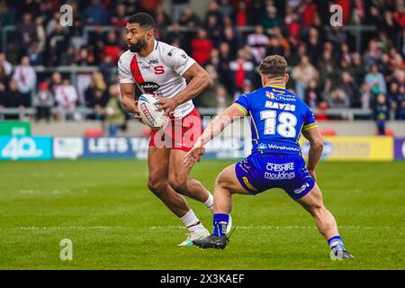 Salford, Manchester, Großbritannien. April 2024. Superliga Rugby: Salford Red Devils gegen Warrington Wolves im Salford Community Stadium. KALLUM WATKINS will LEON HAYES während des Angriffs schlagen. James Giblin/Alamy Live News. Stockfoto