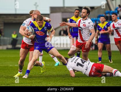 Salford, Manchester, Großbritannien. April 2024. Superliga Rugby: Salford Red Devils gegen Warrington Wolves im Salford Community Stadium. MATT DUFTY wird von CHRIS ATKIN UND GIL DUDSON stark bekämpft. James Giblin/Alamy Live News. Stockfoto