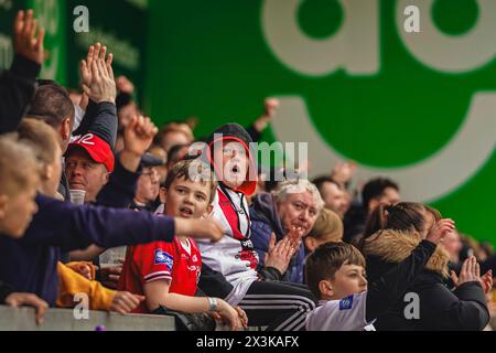 Salford, Manchester, Großbritannien. April 2024. Superliga Rugby: Salford Red Devils gegen Warrington Wolves im Salford Community Stadium. Ein junger Salford-Fan feiert den Salford-Versuch. James Giblin/Alamy Live News. Stockfoto