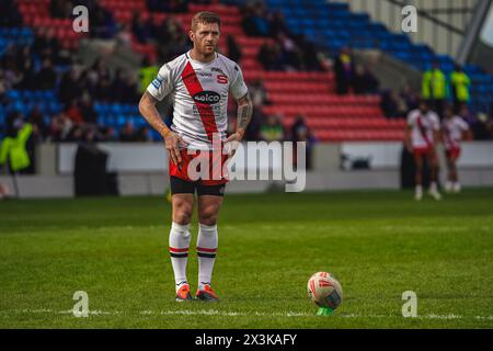Salford, Manchester, Großbritannien. April 2024. Superliga Rugby: Salford Red Devils gegen Warrington Wolves im Salford Community Stadium. MARC SNEYD Torstoß nach dem Elfmeterschießen. James Giblin/Alamy Live News. Stockfoto