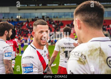 Salford, Manchester, Großbritannien. April 2024. Superliga Rugby: Salford Red Devils gegen Warrington Wolves im Salford Community Stadium. CADE CUST feiert mit seinen Teamkollegen nach dem Spiel. James Giblin/Alamy Live News. Stockfoto